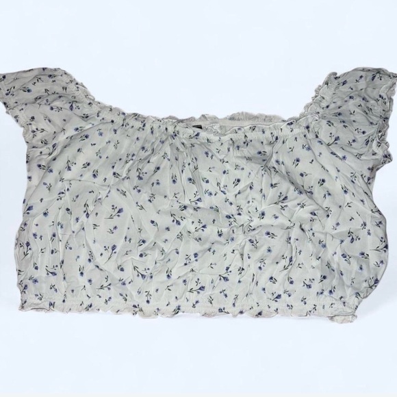 H&M Tops - NWT H&M Floral Ruffle Sleeve Ruched Crop Blouse Size L